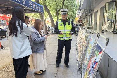 咸安交警：五一启动"平安护航岗" 送盔守护出行平安