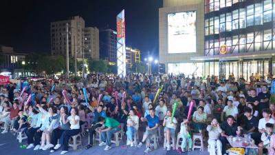 “楚超”激战正酣 咸安“第二现场”300余球迷万达广场齐助威