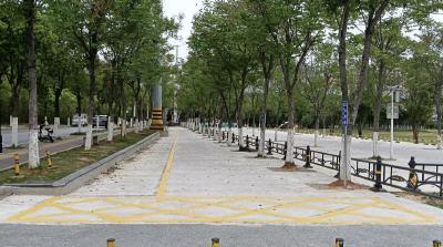 咸安城管：划好停车“文明线”，撑起便民“幸福伞”