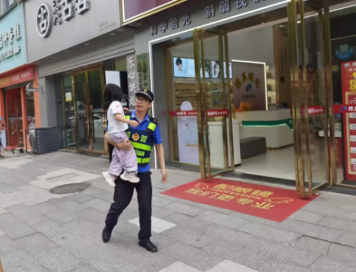 暖心守护显担当 咸安城管巡查途中救助走失女童