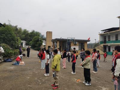 党建共建聚爱心 博爱助学暖童心  ——咸安区红十字会携手爱心企业走进五爱小学开展助学捐赠活动