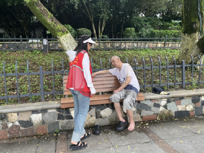温泉街道万年路社区：巡河途中伸援手 暖心救助高龄老人