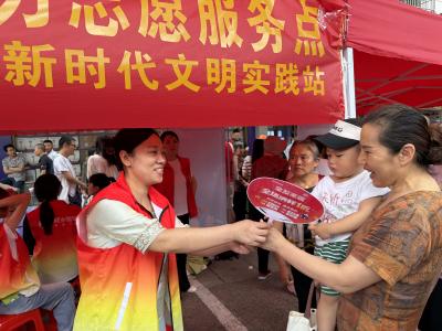永安街道文笔路社区：爱心送水解酷暑 温情护航高考路