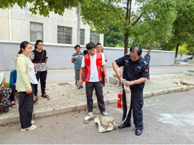 温泉街道金叶社区：消防演练进小区 筑牢居家安全防线