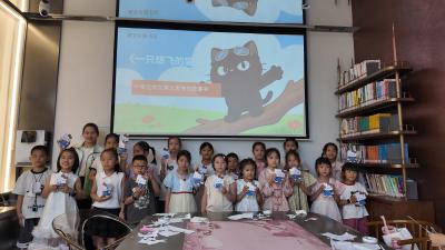 盛夏躲进书房，读童话折KT萌猫