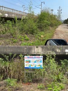 横沟桥镇：排查更新铁路警示标识 筑牢铁路运输安全防线