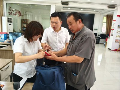 南昌路社区：老党员拾金不昧 警民联动火速归还失主