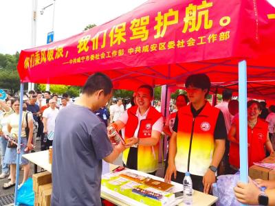 咸安：多方志愿力量集结 考场外闪耀  “志愿红”