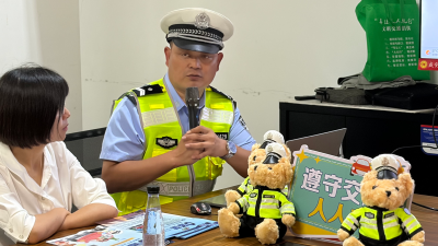 咸安开展安全宣传咨询日活动 守护外卖骑手出行平安