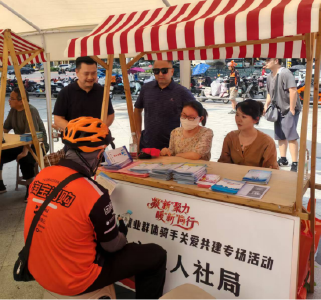 凝“新”聚力 暖“新”同行 人社服务护航新业态劳动者 ——咸安区人社局参与骑手关爱共建专场活动