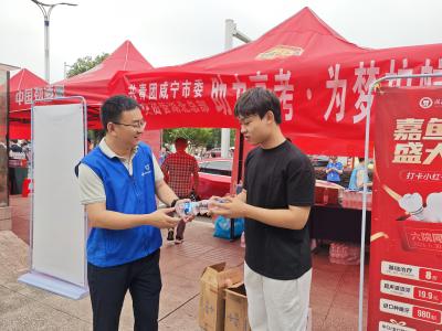 咸安志愿者多方聚力护高考 温情服务护航学子逐梦路