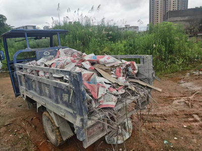 严查私倒建筑垃圾！咸安城管当场查获一起违规倾倒案件