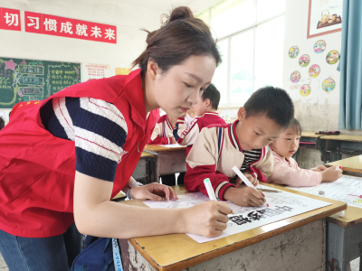 大手拉小手 妙笔绘童心 向阳湖镇“爱心妈妈”走进甘棠小学