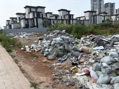 咸安城管严肃查处一起建筑垃圾违规倾倒行为