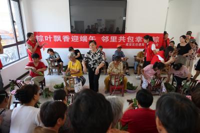 咸安区住建局：粽叶艾香迎端午 暖心走访情暖独居老人