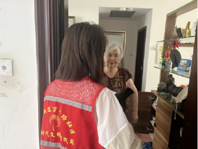 温泉街道万年路社区：小小烟感护平安 守护独居老人“烟火气”