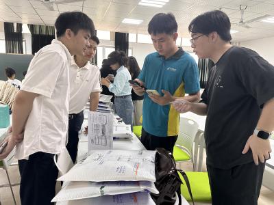 暖心服务护航毕业季 咸安邮政助力学子轻松离校