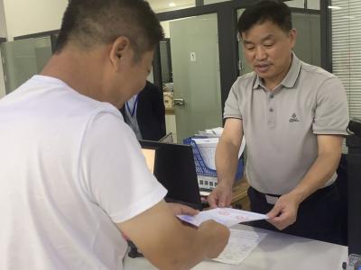“一把手”坐窗口 服务群众“零距离”