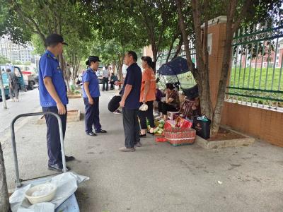 禁摊治乱！咸安城管切实守护校园周边通行秩序