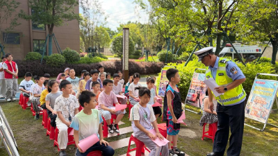 趣味宣讲进小区 咸安交警守护未成年人出行安全