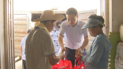 炎炎夏日送清凉 暖心慰问助重建