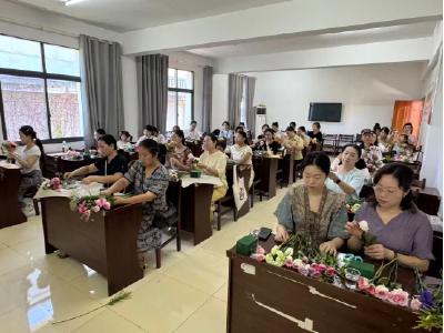 温泉街道滨河社区：培训插花技能 赋能就业之路