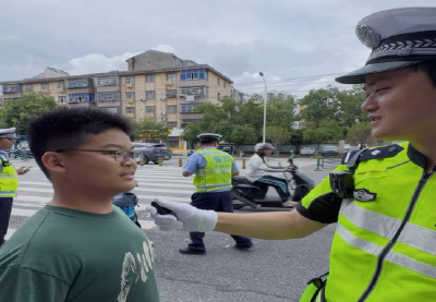 “整治+宣教”双线并行 咸安交警守护少年平安出行