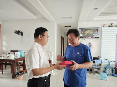 咸安区财政局为老党员颁发“光荣在党50年”纪念章