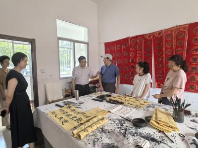 市总工会、团市委走访慰问咸安区暑期爱心托管班