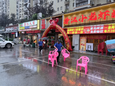 咸安城管扎实开展夏季夜市专项整治行动 持续优化夜间市容环境