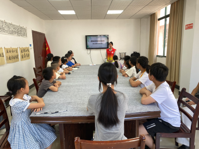 凤凰社区：公益暑托班开班 守护孩童平安假期