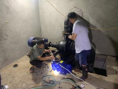 向阳湖镇铁铺村：检修排涝设备 筑牢安全屏障