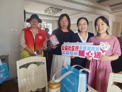 咸安区妇联组织爱心女企业家开展“公益奶粉暖心送”活动