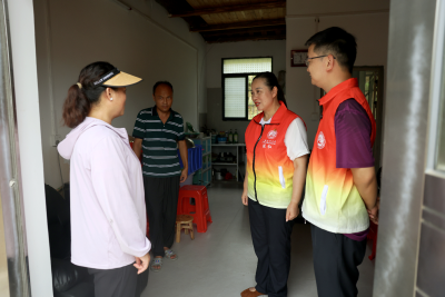区民政局联合社工志愿者走访双溪桥镇 为受灾困难群众送去温暖与信心