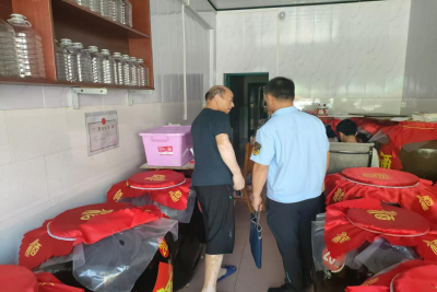 八宝市场监管所开展食品生产小作坊酒类质量抽检