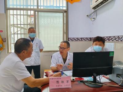 专家沉到镇里坐诊，群众家门口看好病