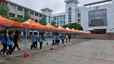雨棚长廊撑起考场“晴空”