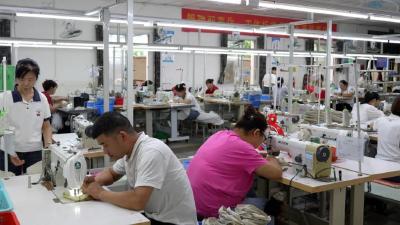 锚定千亿新目标 冲刺全国百强县 | 生产一线 | 尚帛服饰产销两旺，订单排满全年