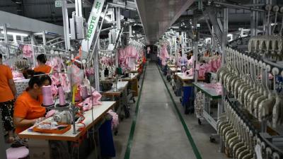 锚定千亿新目标 冲刺全国百强县 | 生产一线 | 弘翰服装：智能生产线“加力”，产能劲增两成