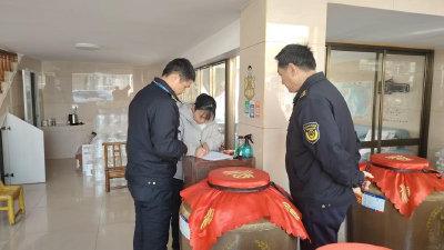 王家桥市场监管所开展白酒小作坊检查