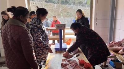 领猪肉咯！这个村的年终福利“真香”