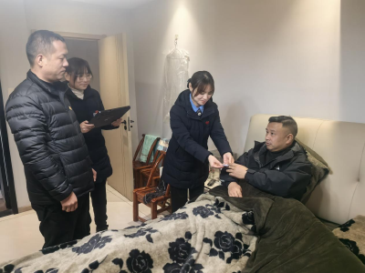 政银联动暖民心 上门换卡解民忧