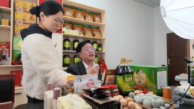 【劳动最光荣】他在直播间唱响“莲花落”，带动“松滋好物”走向全国