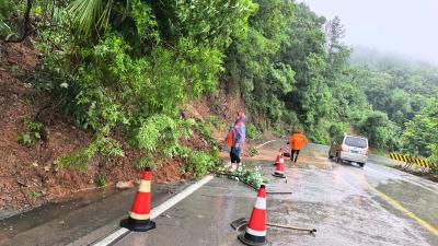风雨逆行，松滋“公路橙”守护群众出行平安