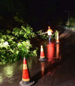 雨夜守护！松滋“公路橙”点亮群众平安出行路