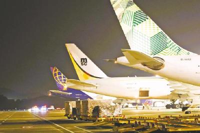 国际货邮吞吐量同比增长138%，拉动全省外贸增长6.1%  花湖国际机场让全球生鲜飞入万家 