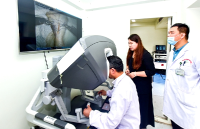 黄石市中心医院开展腔镜手术机器人体验活动