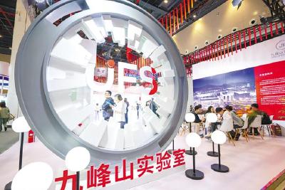 从“点上开花”到“链上成景” 光谷站上全球化合物半导体产业“风口”
