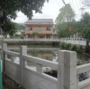 张家湾社区：装护栏消隐患 守护居民安全