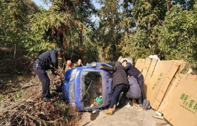 太子镇：车辆侧翻司机无措 城管援手化险为夷